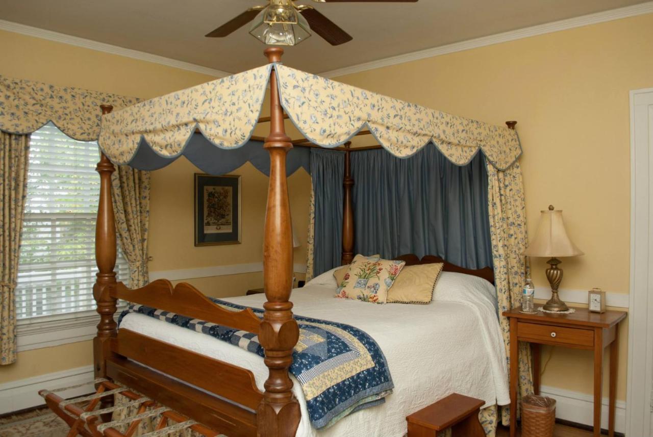 Colonial Capital B&B วิลเลียมส์เบิร์ก ภายนอก รูปภาพ